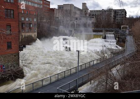 SHERBROOKE, QUÉBEC, CANADA - 16 avril 2022 : rivière Magog ruée dans le centre-ville de Sherbrooke près de la centrale hydroélectrique des Abénakis Banque D'Images