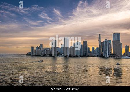 Miami, Floride, États-Unis - 29 juillet 2023 : vue large. Coucher de soleil ciel au-dessus des bâtiments sur l'île de Brickell Key au soir 19:44 tout le chemin après l'embouchure de la rivière à Inte Banque D'Images