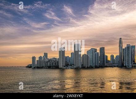 Miami, Floride, États-Unis - 29 juillet 2023 : vue large. Coucher de soleil ciel au-dessus des bâtiments sur l'île de Brickell Key au soir 19:43. Tequesta pointe au centre. Les deux dsi Banque D'Images