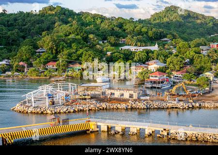 Port Roatan Honduras, îles Coxen Hole Bay, navire norvégien Joy Cruise Line, itinéraire de 7 jours de la mer des Caraïbes, sous nouveau chantier de construction, constructeur de bâtiments, Banque D'Images