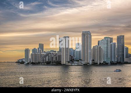 Miami, Floride, États-Unis - 29 juillet 2023 : Dunset ciel au-dessus des bâtiments sur l'île de Brickell Key au soir 19:45. La statue Centinel entre Tequesta pointe Banque D'Images