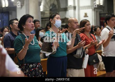 Manille, Metro Manila, Philippines. 28 mars 2024. Les amateurs de messe prient la prière du Seigneur pendant la messe du dîner du Seigneur. (Crédit image : © Matteo Nardone/Pacific Press via ZUMA Press Wire) USAGE ÉDITORIAL SEULEMENT! Non destiné à UN USAGE commercial ! Banque D'Images