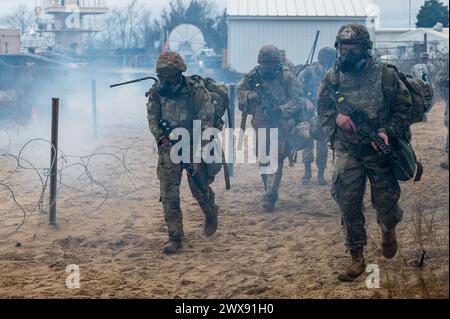 Les soldats américains affectés au 3rd Expeditionary Command atteignent leur objectif suivant lors de la compétition de la meilleure escouade à la base interarmées Langley-Eustis, en Virginie, le 5 mars 2024. La compétition de la meilleure escouade de l'armée américaine, un événement semestriel organisé par la 7e brigade de transport (expéditionnaire) cette année, permet aux escouades de démontrer en toute sécurité leur état de préparation à la mission et de représenter le XVIIIe corps aéroporté à des niveaux de compétition plus élevés. (Photo de l'US Air Force par Airman 1st Class Skylar Ellis) Banque D'Images