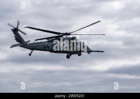 Les aviateurs de l'US Air Force affectés au 41st Rescue Squadron pilotent un HH-60W Jolly Green II au-dessus de la base aérienne de Moody, en Géorgie, le 26 mars 2024. Le 41st RQS a simulé un exercice d'intervention en cas d'accident d'avion impliquant un atterrissage brutal. Cet exercice a testé la communication et la réponse des aviateurs de la base aérienne Moody de diverses unités de la 23e Escadre. (Photo de l'US Air Force par Deanna Muir, aviateur principal) Banque D'Images