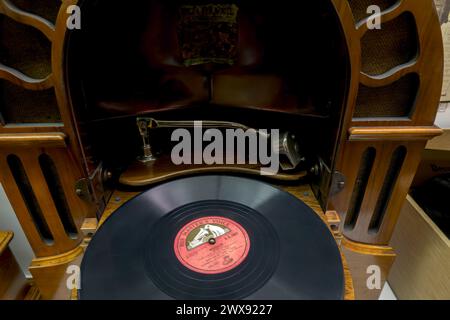 Lecteur de gramaphone de musique vinyle vintage avec disque d'enregistrement Banque D'Images