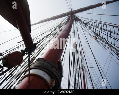 Ancon Bay, Pérou. 28 mars 2024. Gréement de l'Oosterschelde, une magnifique goélette de 165 pieds de long et de 100 ans, navire amiral du DARWIN200, une mission de conservation planétaire de deux ans à bord du voilier qui est arrivé dans la baie de Ancón et le port de Callao au Pérou, pour la recherche en conservation et les programmes de leadership des jeunes. Callao est le 12ème port de 30 à être visité au cours d'un voyage de 40 000 milles marins et d'une mission de conservation, retraçant le célèbre voyage du jeune Charles Darwin sur le HMS Beagle il y a 200 ans crédit : Fotoholica Press Agency/Alamy Live News Banque D'Images