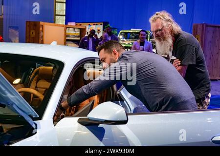 New York, New York, États-Unis. 28 mars 2024. Inaugurant les dernières tendances automobiles, le 125e salon international de l'auto de New York a présenté des véhicules de la plupart des constructeurs automobiles ainsi que des modèles classiques, sportifs et de course. Deux étages d'expositions au Javits Center présentaient les derniers véhicules électriques ainsi que des pistes d'essai ainsi que des pistes d'endurance Outdooor pour les véhicules à quatre roues motrices. Voici des gens qui vérifient la dernière Ford Mustang. (Crédit image : © Milo Hess/ZUMA Press Wire) USAGE ÉDITORIAL SEULEMENT! Non destiné à UN USAGE commercial ! Banque D'Images