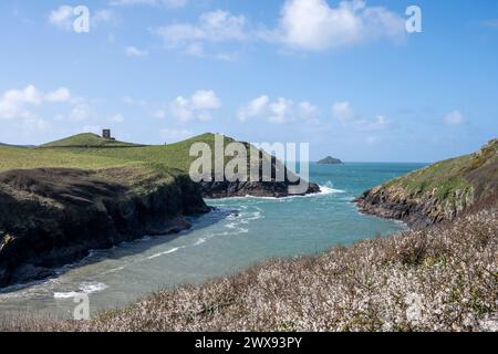 Vue depuis le sentier de la côte sud-ouest de Port Quin Bay, Lundy Bay et le château de Doyden. Banque D'Images