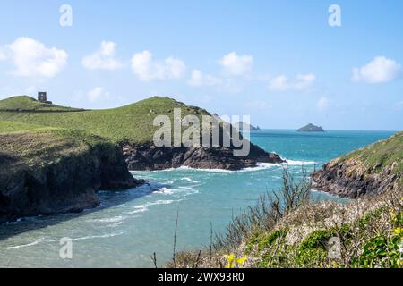 Vue depuis le sentier de la côte sud-ouest de Port Quin Bay, Lundy Bay et le château de Doyden. (Site d'une ferme controversée d'algues). Banque D'Images