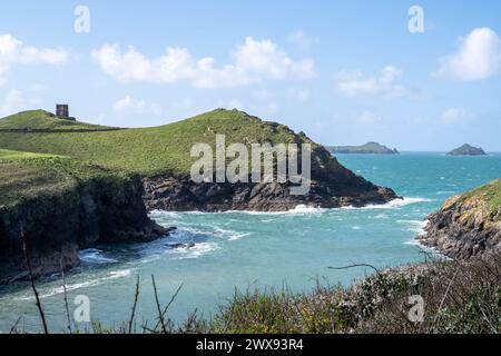 Vue depuis le sentier de la côte sud-ouest de Port Quin Bay, Lundy Bay et le château de Doyden. (Site d'une ferme controversée d'algues). Banque D'Images