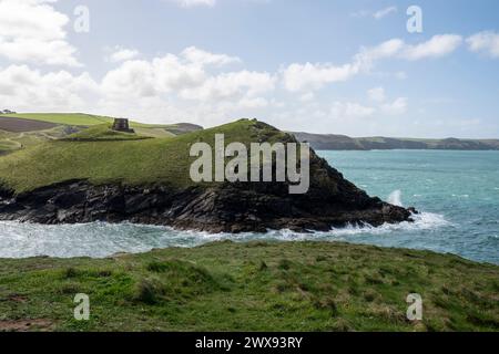 Vue depuis le sentier de la côte sud-ouest de Port Quin Bay, Lundy Bay et le château de Doyden. (Site d'une ferme controversée d'algues). Banque D'Images