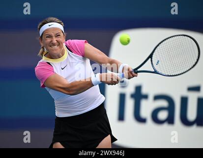 MIAMI GARDENS FL - MARS 28 : Victoria Azarenka vs Elena Rybakina lors des quarts de finale féminins à l'Open de Miami au Hard Rock Stadium le 28 mars 2024 à Miami Gardens, Floride.mpi04/MediaPunch crédit : MediaPunch Inc/Alamy Live News Banque D'Images