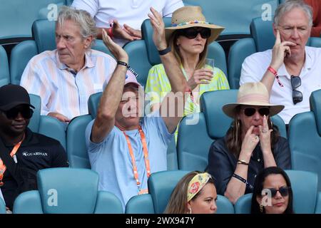 Miami Gardens, Floride, États-Unis. 28 mars 2024. Le rock star de renommée internationale, Jon bon Jovi, est repéré avec sa femme, Dorothea Hurley, le 13e jour de l'Open de Miami au Hard Rock Stadium le 28 mars 2024 à Miami Gardens, Floride. Personnes : Jon bon Jovi, Dorothea Hurley crédit : Hoo me/Media Punch/Alamy Live News Banque D'Images