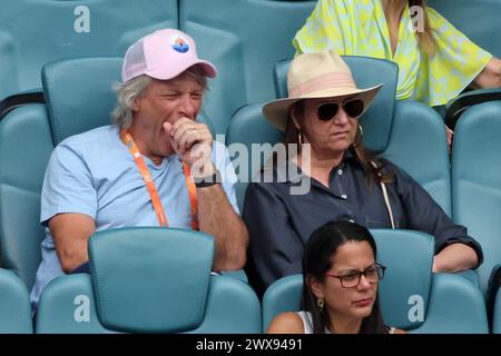 Miami Gardens, Floride, États-Unis. 28 mars 2024. Le rock star de renommée internationale, Jon bon Jovi, est repéré avec sa femme, Dorothea Hurley, le 13e jour de l'Open de Miami au Hard Rock Stadium le 28 mars 2024 à Miami Gardens, Floride. Personnes : Jon bon Jovi, Dorothea Hurley crédit : Hoo me/Media Punch/Alamy Live News Banque D'Images