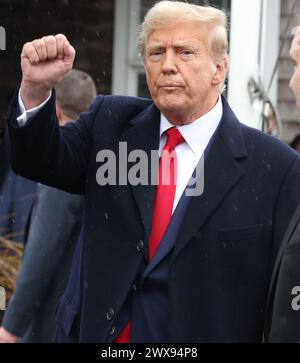 MASSAPEQUA, NEW YORK - MARS 28 : L'ancien président américain Donald Trump s'adresse aux médias après avoir assisté au sillage de Jonathan Diller, officier tué du NYPD, au salon funéraire Massapequa le 28 mars 2024 à Massapequa, New York. L'officier Diller a été tué le 25 mars quand il a été abattu dans le Queens après s'être approché d'un véhicule stationné illégalement. Deux suspects ont été arrêtés et inculpés, et sont détenus sans caution pour le meurtre. Trump a rencontré les membres de la famille des officiers, des policiers locaux et d’autres responsables. People : Donald Trump Credit : Storms Media Group/Alamy Live News Banque D'Images