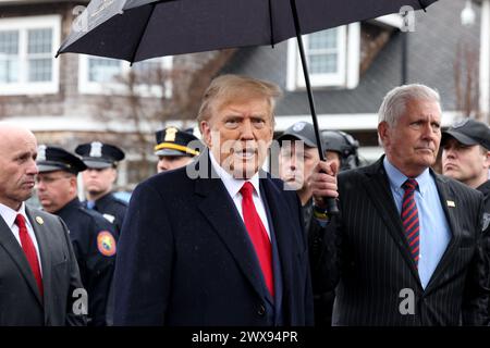 MASSAPEQUA, NEW YORK - MARS 28 : L'ancien président américain Donald Trump s'adresse aux médias après avoir assisté au sillage de Jonathan Diller, officier tué du NYPD, au salon funéraire Massapequa le 28 mars 2024 à Massapequa, New York. L'officier Diller a été tué le 25 mars quand il a été abattu dans le Queens après s'être approché d'un véhicule stationné illégalement. Deux suspects ont été arrêtés et inculpés, et sont détenus sans caution pour le meurtre. Trump a rencontré les membres de la famille des officiers, des policiers locaux et d’autres responsables. People : Donald Trump Credit : Storms Media Group/Alamy Live News Banque D'Images