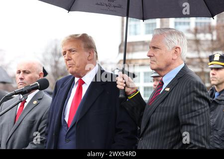 MASSAPEQUA, NEW YORK - MARS 28 : L'ancien président américain Donald Trump s'adresse aux médias après avoir assisté au sillage de Jonathan Diller, officier tué du NYPD, au salon funéraire Massapequa le 28 mars 2024 à Massapequa, New York. L'officier Diller a été tué le 25 mars quand il a été abattu dans le Queens après s'être approché d'un véhicule stationné illégalement. Deux suspects ont été arrêtés et inculpés, et sont détenus sans caution pour le meurtre. Trump a rencontré les membres de la famille des officiers, des policiers locaux et d’autres responsables. People : Donald Trump Credit : Storms Media Group/Alamy Live News Banque D'Images