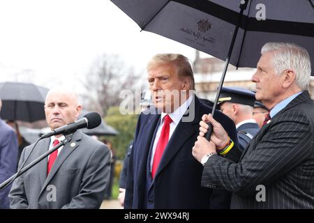 MASSAPEQUA, NEW YORK - MARS 28 : L'ancien président américain Donald Trump s'adresse aux médias après avoir assisté au sillage de Jonathan Diller, officier tué du NYPD, au salon funéraire Massapequa le 28 mars 2024 à Massapequa, New York. L'officier Diller a été tué le 25 mars quand il a été abattu dans le Queens après s'être approché d'un véhicule stationné illégalement. Deux suspects ont été arrêtés et inculpés, et sont détenus sans caution pour le meurtre. Trump a rencontré les membres de la famille des officiers, des policiers locaux et d’autres responsables. People : Donald Trump Credit : Storms Media Group/Alamy Live News Banque D'Images