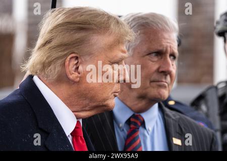 Massapequa Park, États-Unis. 28 mars 2024. L’ancien président Donald Trump Jr part après avoir assisté au réveil de l’officier du NYPD Jonathan Diller au salon funéraire Massapequa à Massapequa Park, NY, le 28 mars 2024. (Photo de Lev Radin/Sipa USA) crédit : Sipa USA/Alamy Live News Banque D'Images