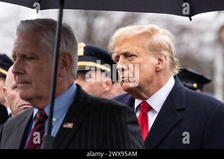 Massapequa Park, États-Unis. 28 mars 2024. L'ancien président Donald Trump Jr. écoute Bruce Blakeman, l'exécutif du comté de Nassau, parler au lendemain de la cérémonie pour l'officier du NYPD Jonathan Diller à Massapequa Funeral Home à Massapequa Park, NY, le 28 mars 2024. (Photo de Lev Radin/Sipa USA) crédit : Sipa USA/Alamy Live News Banque D'Images