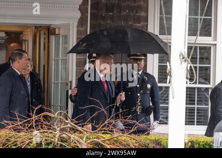 Massapequa Park, États-Unis. 28 mars 2024. L'ancien président Donald Trump Jr. quitte la maison funéraire après avoir assisté au réveil de l'officier du NYPD Jonathan Diller au Massapequa Funeral Home à Massapequa Park, NY, le 28 mars 2024. (Photo de Lev Radin/Sipa USA) crédit : Sipa USA/Alamy Live News Banque D'Images