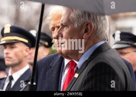 Massapequa Park, États-Unis. 28 mars 2024. L'ancien président Donald Trump Jr. écoute Bruce Blakeman, l'exécutif du comté de Nassau, parler au lendemain de la cérémonie pour l'officier du NYPD Jonathan Diller à Massapequa Funeral Home à Massapequa Park, NY, le 28 mars 2024. (Photo de Lev Radin/Sipa USA) crédit : Sipa USA/Alamy Live News Banque D'Images