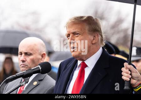 Massapequa Park, États-Unis. 28 mars 2024. L’ancien président Donald Trump Jr. s’adresse à la presse après avoir assisté au réveil de l’officier du NYPD Jonathan Diller au salon funéraire Massapequa à Massapequa Park, NY, le 28 mars 2024. (Photo de Lev Radin/Sipa USA) crédit : Sipa USA/Alamy Live News Banque D'Images