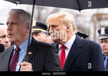 Massapequa Park, États-Unis. 28 mars 2024. L'ancien président Donald Trump Jr. écoute Bruce Blakeman, l'exécutif du comté de Nassau, parler au lendemain de la cérémonie pour l'officier du NYPD Jonathan Diller à Massapequa Funeral Home à Massapequa Park, NY, le 28 mars 2024. (Photo de Lev Radin/Sipa USA) crédit : Sipa USA/Alamy Live News Banque D'Images