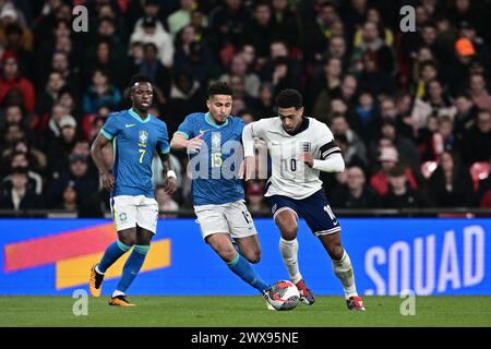 LONDRES, ANGLETERRE - 23 MARS : Joao Gomes, du Brésil, et Jude Bellingham, de l'Angleterre, lors du match amical international entre l'Angleterre et le Brésil Banque D'Images