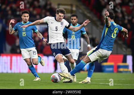 LONDRES, ANGLETERRE - 23 MARS : Joao Gomes du Brésil et John Stones de l'Angleterre lors du match amical international entre l'Angleterre et le Brésil au WEMB Banque D'Images