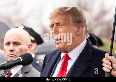 Massapequa Park, New York, États-Unis. 28 mars 2024. L'ancien président Donald Trump Jr. s'adresse à la presse après avoir assisté au réveil de l'officier du NYPD Jonathan Diller au salon funéraire Massapequa à Massapequa Park, NY, le 28 mars 2024 (crédit image : © Lev Radin/ZUMA Press Wire) USAGE ÉDITORIAL SEULEMENT! Non destiné à UN USAGE commercial ! Banque D'Images