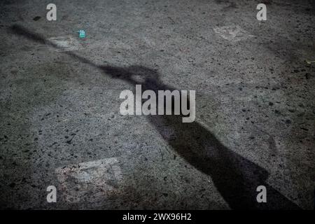 Navotas, région de la capitale nationale, Philippines. 29 mars 2024. L'ombre du pénitent fouette son dos alors qu'il se prépare à l'auto-flagellation (crédit image : © Jose Monsieur Santos/ZUMA Press Wire) USAGE ÉDITORIAL SEULEMENT! Non destiné à UN USAGE commercial ! Banque D'Images