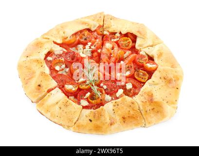 Savoureuse galette à la tomate, au romarin et au fromage (galette Caprese) isolée sur blanc Banque D'Images