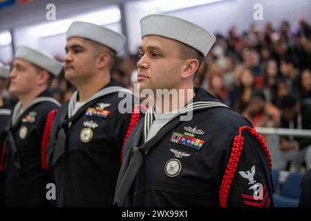 Great Lakes, Illinois, États-Unis. 28 mars 2024. Hospital Corpsman 1re classe Brandon Romano est à l'attention lors de la revue du Pass de l'US Navy Recruit Training Command à Great Lakes, Illinois, Mar. 28, 2024. Plus de 40 000 recrues s'entraînent chaque année dans le seul camp d'entraînement de la Marine. (Crédit image : © Christopher M. O'Grady/U.S. Navy/ZUMA Press Wire) USAGE ÉDITORIAL UNIQUEMENT ! Non destiné à UN USAGE commercial ! Banque D'Images