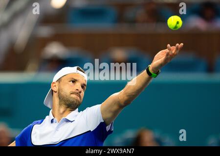 MIAMI GARDENS, FLORIDE - MARS 28 : Grigor Dimitrov de Bulgarie sert contre Carlos Alcaraz d'Espagne lors de leur match le jour 13 de l'Open de Miami au Hard Rock Stadium le 28 mars 2024 à Miami Gardens, Floride. (Photo de Mauricio Paiz) Banque D'Images