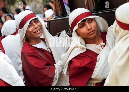 Antigua, Guatemala. 28 mars 2024. Les Costaleros sourient alors qu’ils portent le flotteur processionnel Jesús Nazareno de la Humildad y su “Pregón Romano” dans les rues lors de la traditionnelle célébration du Père Noël Semana le 28 mars 2024 à Antigua, Guatemala. Les processions opulentes, les algèbres détaillées et les traditions séculaires attirent plus d'un million de personnes dans l'ancienne capitale. Crédit : Richard Ellis/Richard Ellis/Alamy Live News Banque D'Images