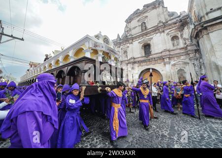 Antigua, Guatemala. 28 mars 2024. Les Costaleros transportent le flotteur processionnel Jesús Nazareno de la Humildad y su “Pregón Romano” dans les rues lors de la traditionnelle célébration du Père Noël Semana le 28 mars 2024 à Antigua, Guatemala. Les processions opulentes, les algèbres détaillées et les traditions séculaires attirent plus d'un million de personnes dans l'ancienne capitale. Crédit : Richard Ellis/Richard Ellis/Alamy Live News Banque D'Images