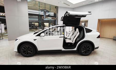 SHANGHAI, CHINE - 26 MARS 2024 - les véhicules à énergie neuve de la série sont exposés dans un magasin Tesla à Shanghai, Chine, le 26 mars 2024. Banque D'Images