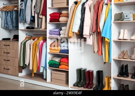 Rack avec des vêtements d'automne féminins élégants dans une garde-robe moderne Banque D'Images