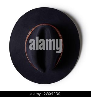 Beau chapeau tressé tricoté en laine tricotée Fedora large, isolé sur un fond blanc. Vue de dessus. Banque D'Images