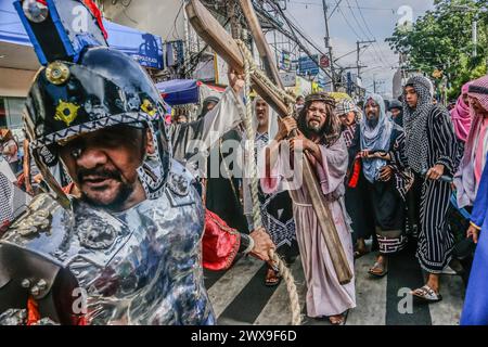 Antipolo, Philippines. 29 mars 2024. Un groupe reconstitue dans les rues les souffrances de Jésus dans la ville d’Antipolo. Le Senakulo est une représentation dramatique de la vie, de la souffrance, de la mort et de la résurrection de Jésus-Christ. Il est également connu sous le nom de jeu de passion ou cenaculo. (Photo de Ryan Eduard Benaid/SOPA images/Sipa USA) crédit : Sipa USA/Alamy Live News Banque D'Images