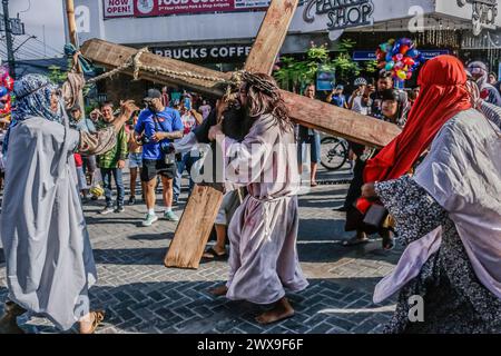 Antipolo, Philippines. 29 mars 2024. Un groupe reconstitue dans les rues les souffrances de Jésus dans la ville d’Antipolo. Le Senakulo est une représentation dramatique de la vie, de la souffrance, de la mort et de la résurrection de Jésus-Christ. Il est également connu sous le nom de jeu de passion ou cenaculo. Crédit : SOPA images Limited/Alamy Live News Banque D'Images