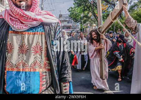 Antipolo, Philippines. 29 mars 2024. Un groupe reconstitue dans les rues les souffrances de Jésus dans la ville d’Antipolo. Le Senakulo est une représentation dramatique de la vie, de la souffrance, de la mort et de la résurrection de Jésus-Christ. Il est également connu sous le nom de jeu de passion ou cenaculo. Crédit : SOPA images Limited/Alamy Live News Banque D'Images