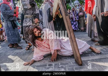 Antipolo, Philippines. 29 mars 2024. Un groupe reconstitue dans les rues les souffrances de Jésus dans la ville d’Antipolo. Le Senakulo est une représentation dramatique de la vie, de la souffrance, de la mort et de la résurrection de Jésus-Christ. Il est également connu sous le nom de jeu de passion ou cenaculo. Crédit : SOPA images Limited/Alamy Live News Banque D'Images