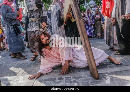 Antipolo, Philippines. 29 mars 2024. Un groupe reconstitue dans les rues les souffrances de Jésus dans la ville d’Antipolo. Le Senakulo est une représentation dramatique de la vie, de la souffrance, de la mort et de la résurrection de Jésus-Christ. Il est également connu sous le nom de jeu de passion ou cenaculo. (Photo de Ryan Eduard Benaid/SOPA images/Sipa USA) crédit : Sipa USA/Alamy Live News Banque D'Images