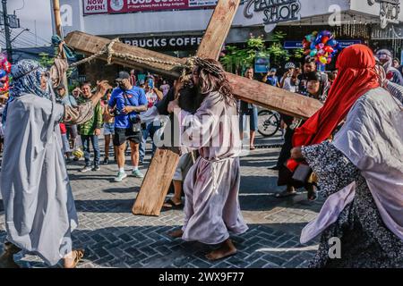 Antipolo, Philippines. 29 mars 2024. Un groupe reconstitue dans les rues les souffrances de Jésus dans la ville d’Antipolo. Le Senakulo est une représentation dramatique de la vie, de la souffrance, de la mort et de la résurrection de Jésus-Christ. Il est également connu sous le nom de jeu de passion ou cenaculo. (Photo de Ryan Eduard Benaid/SOPA images/Sipa USA) crédit : Sipa USA/Alamy Live News Banque D'Images