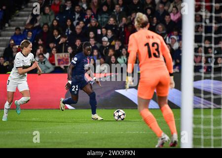 Paris, France. 28 mars 2024. L'attaquante Tabitha Chawinga du Paris Saint-Germain court avec le ballon lors du match de football féminin de l'UEFA Champions League entre le Paris Saint-Germain et le BK Hacken au stade du Parc des Princes à Paris, France, le 28 mars 2024. Photo de Firas Abdullah/ABACAPRESS.COM crédit : Abaca Press/Alamy Live News Banque D'Images