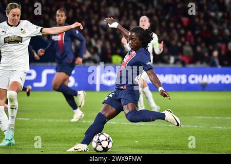 Paris, France. 28 mars 2024. L'attaquante Tabitha Chawinga du Paris Saint-Germain frappe le ballon lors du match de football féminin de l'UEFA Champions League entre le Paris Saint-Germain et le BK Hacken au stade du Parc des Princes à Paris, France, le 28 mars 2024. Photo de Firas Abdullah/ABACAPRESS.COM crédit : Abaca Press/Alamy Live News Banque D'Images