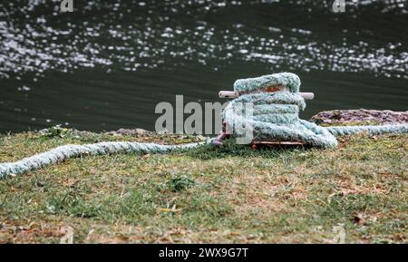 corde de bateau pour bateau à la station d'amarrage Banque D'Images