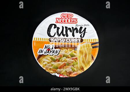 Nissin Cup nouilles Curry ramen style Katsu curry pot instantané - pays de Galles, Royaume-Uni - 23 mars 2024 Banque D'Images